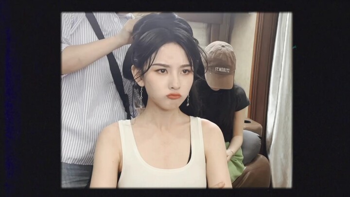 Adegan melepas riasan ini aku putar berulang-ulang, benar-benar terpesona sampai kehilangan kata-kat