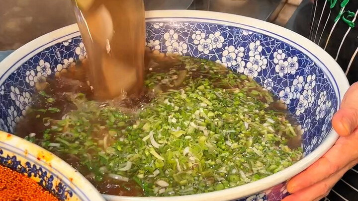 兰州超大碗的牛肉面，碗比盆都大❗️❗️