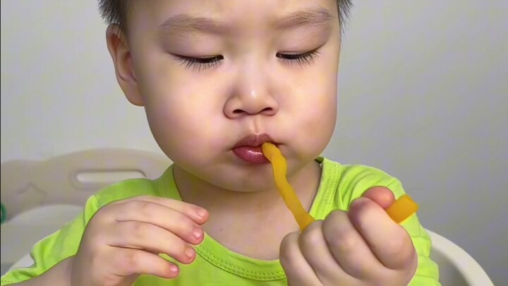 ลูกมนุษย์ดื่มด่ำกับการกิน