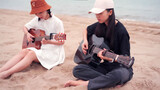 Bermain dan Bernyanyi "I'm Yours" dengan Gitar Ganda di Pantai