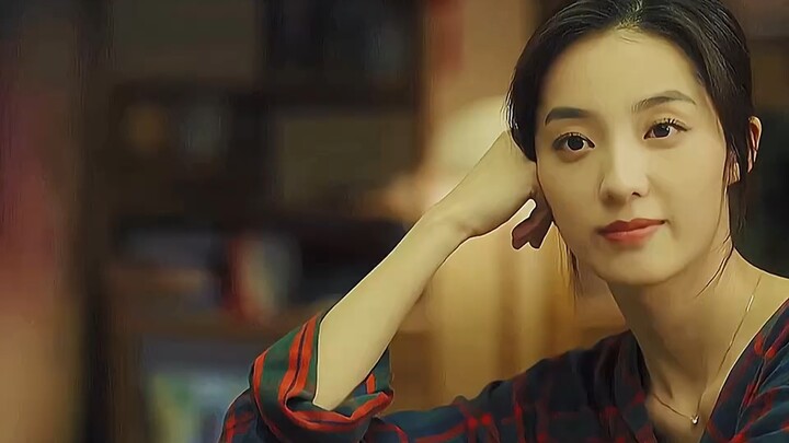 عندما عادت الأم وابنتاها إلى المنزل، ظنّن أن لصًا قد دخل، لكن المفاجأة كانت أن "فتاة الحلزون" هي من 