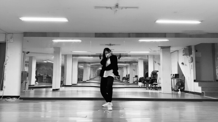 【فقاعات】ريد فيلفيت سيوكجي ترقص على أغنية Lucky Strike في غرفة التدريب