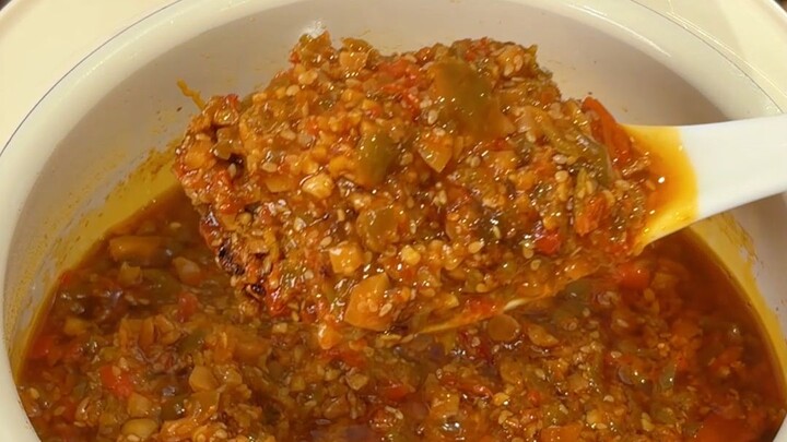 Mind-blowing—chili sauce made in a rice cooker, savory and slightly spicy, perfect for tossing with 
