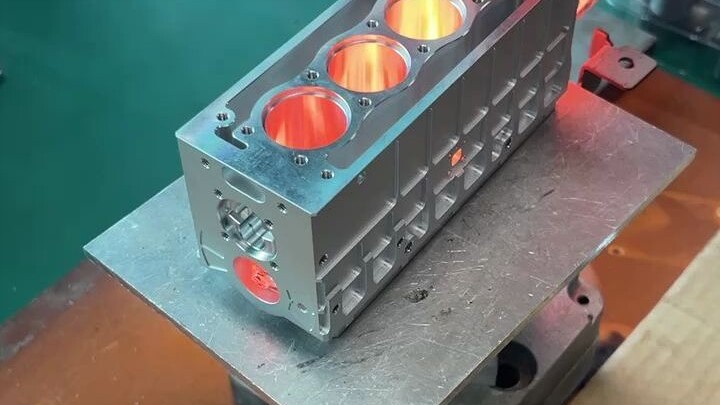 Động cơ bốn xi-lanh siêu nhỏ tự chế: Mặc dù có kích thước nhỏ nhưng nó bao gồm nhiều bước.