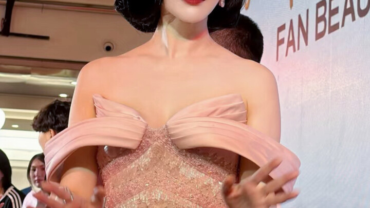 Oh my god, what an amazing close-up! Who says the female celebrities we imagined as kids all look li