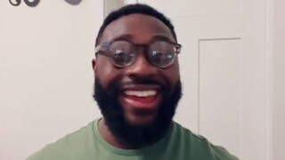 صوت الصبي أقل بكثير من صوت الشخص العادي. غناؤه يتأرجح بين اللطيف والبغيض. حتى أنه لا يستطيع الصراخ ب