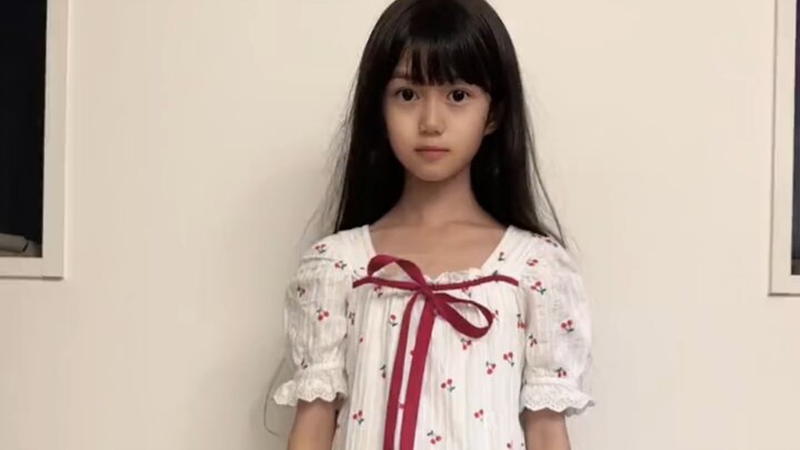 الفتاة الصغيرة اللطيفة تتدرب في المنزل