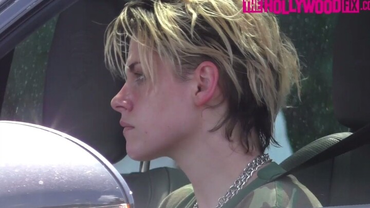 克里斯汀·斯图尔特在梅尔购物之旅中穿上了一身前卫的迷彩装