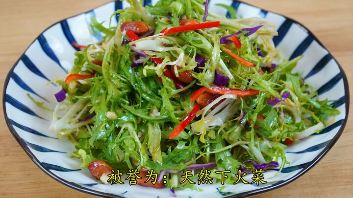 Setiap tahun saat Imlek, hidangan wajib di rumah saya adalah salad selada pahit yang segar, renyah, 