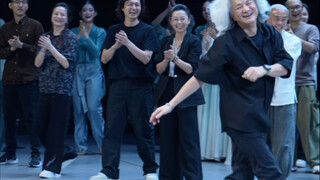 演出很顺利 给大家比心
