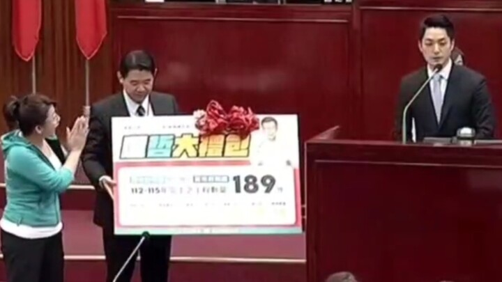 นายกเทศมนตรีเจียงได้รับ “ของขวัญชุดใหญ่” จากเค่อเหวินเจ๋อ แต่ดูเหมือนจะไม่ค่อยแฮปปี้เท่าไหร่