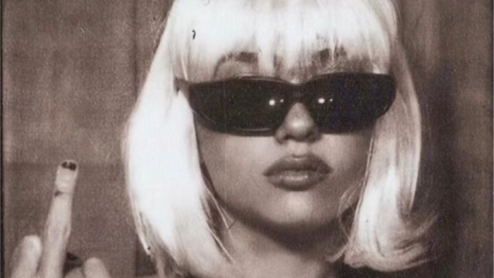 Nhiếp ảnh gia nổi tiếng trên mạng tại LA, Bryant, đã mua một máy chụp ảnh tự động. Sau khi mời vài K