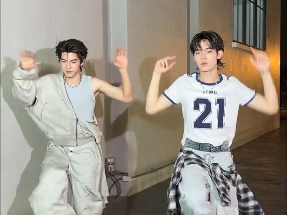 Tampilan makeup yang super aku suka, album ketiga “Skinship” yang juga super aku suka!