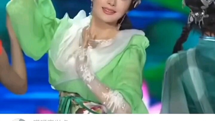 Giờ xem bọn họ mà thấy kỳ quặc quá.