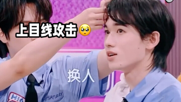 【Tống Á Hiên】Ai cũng muốn trêu cậu, thế là cậu bèn ỉu xìu: “Đổi người đi~ Cậu ấy mềm mại quá, đáng y