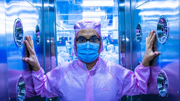 [Bilingual Subtitles] Foreign Uncle Takes You on a Tour of a Chinese Mask Factory