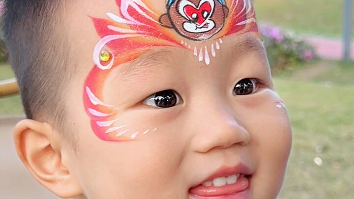 Bocah 2 Tahun Dihiasi Lukisan Wajah yang Begitu Memukau!