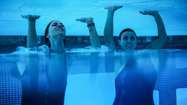 【映画紹介】二人の姉妹はプールでダイヤの指輪を拾うため飛び込んだが、プールのふたは閉じられ、二人は一晩中閉じ込められました！