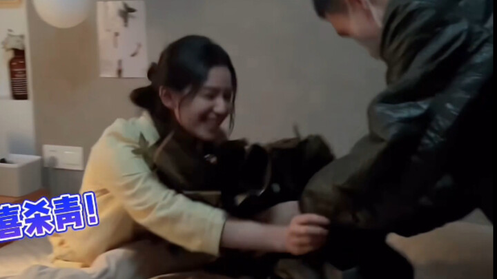 提前杀青的阿瑟特地来片场送花给晚一天杀青的婧仪，阿瑟你的举动实在算不上清白！！！！