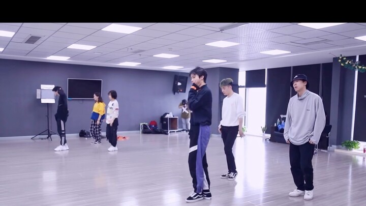 [Liu Yaowen] [BTS Blood and Tears Cover Dance] I really like Liu Wanzi at this time. He is a little 