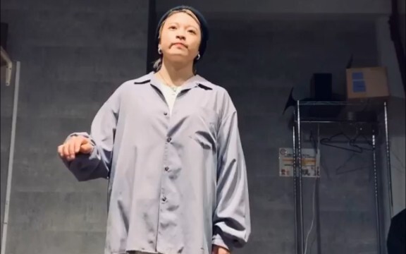 Penari popper cewek yang aku banget suka nge-dance pakai lagu favoritku!