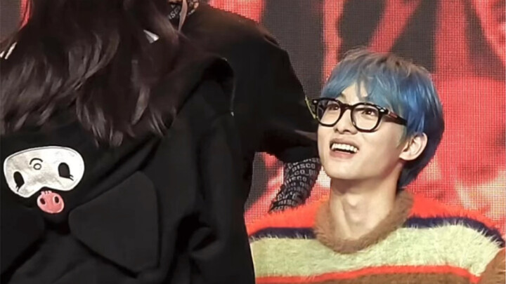 งานเซ็นลายเซ็นของต่งซือเฉิง | ขอบคุณพี่วินวินที่ถ่ายเซลฟี่ให้