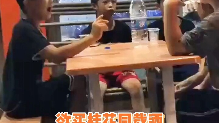 “Trên bàn bày chai nước lọc, bên cạnh bàn là những tấm lòng tinh khôi”