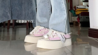 Apakah sepatu kanvas berwarna merah muda dianggap tinggi atau lebay untuk anak perempuan?