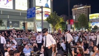 “穿太多了，我们接受隐形消费” 现在餐饮店已经卷到这个地步了吗！拍摄者：拥有12位男团的餐饮店