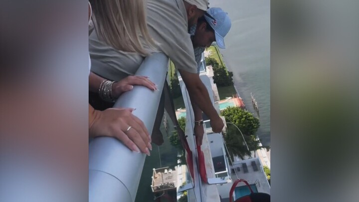 The girl's cell phone fell outside the balcony of a high-rise building. It was all thanks to the big