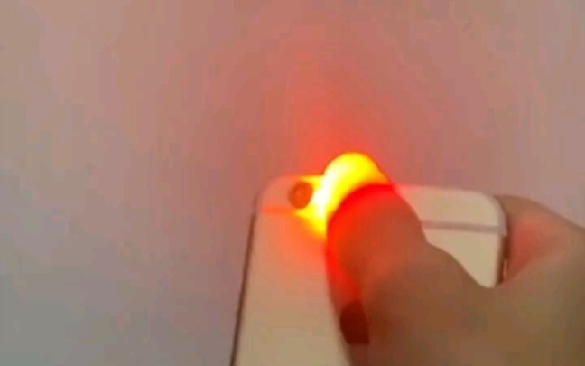 Seniman yang udah coba segala cara buat melukis demi merayakan hari raya!