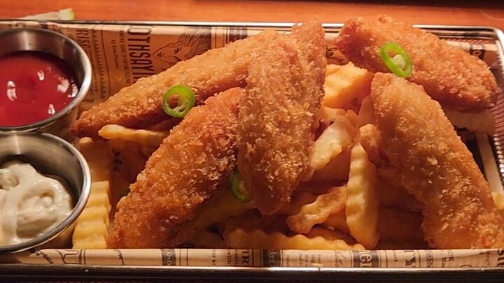 A British-owned pub in the urban village: classic fish and chips!