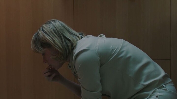 A perverted woman has a bizarre fetish: she secretly eats foreign objects in the bathroom every day 