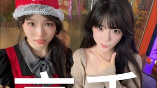 Hai người này có kiến thức rất rộng.