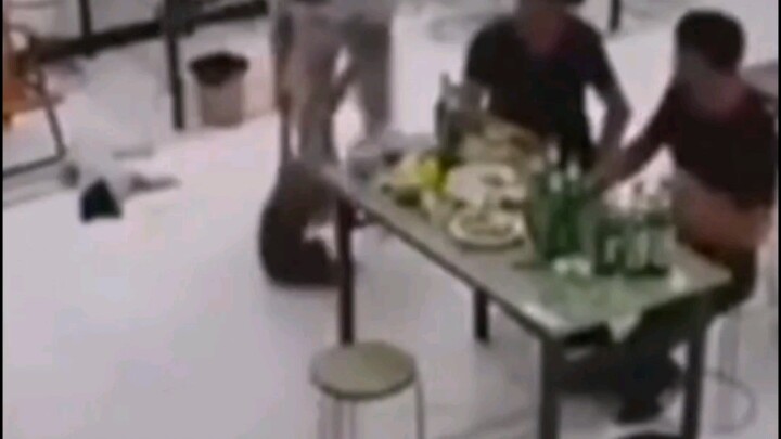 Baffling behavior! Man buys dumplings, then drags away the shop’s yellow dog to serve as “drinking s