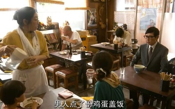 Người đàn ông liên tục ăn hơn chục suất cơm phủ, mà vẫn chưa hết, dường như đã trở thành cuộc đối đầ