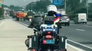 Permisi, mohon kasih jalan ... 🚔🚓😎