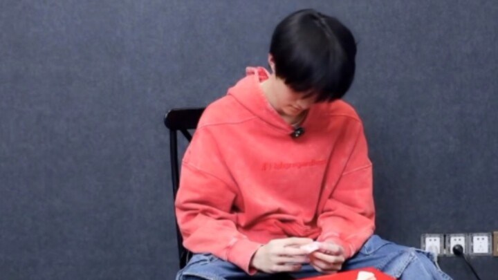 Huang Shuo drew Zhu Zhixin and his smile was all askew.