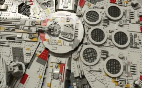 LEGO Millennium Falcon biết tập yoga
