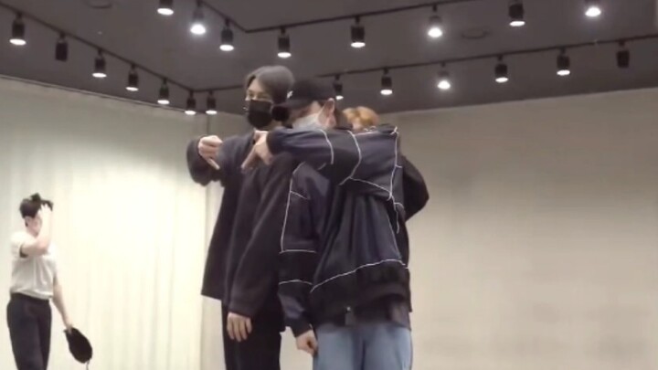 【جون باي】يتحدث الصينية بهدوء داخل التطبيق، لكنني سمعته!