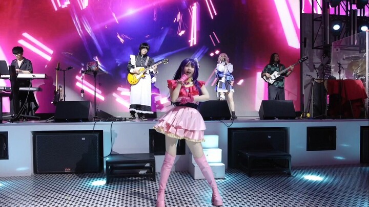 Bukan, apakah panggung cosplayer sekarang memang sudah sekeren ini?
