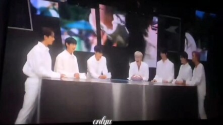 Địa Thu đứng ngoài cổng concert của mẹ Renjun, cuồng nhiệt cổ vũ (diễn như thật) — dễ thương quá đi 