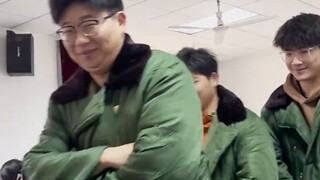 It's not that we can't afford down jackets, but military coats are more cost-effective! Hubei Wuhan 