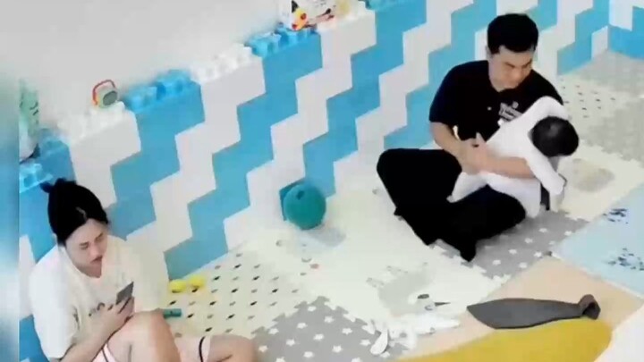 Bayi berusia 9 bulan 26 hari telah menguasai keterampilan baru: “berjalan sendiri”