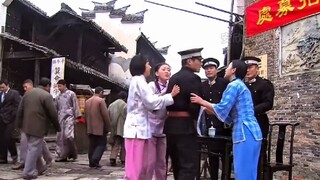 Để ứng tuyển vào vị trí cảnh sát nữ, cô gái đã nghĩ đến việc sử dụng miếng lót giày để bù vào chiều 