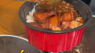 ข้าวหน้าหมูตุ๋นซอสแดงจากภาคตะวันออกเฉียงเหนือ จานละ 12 หยวน!!! ชามใหญ่เต็มอิ่มจุใจเลยทีเดียว