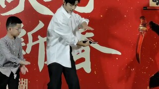 [Xiao Zhan Guangzhou Roadshow] เซียวจ้านสอนท่าฝ่ามือปราบมังกรสิบแปดแบบสดๆ นี่คือเวอร์ชั่นที่ชัดเจน ฉ
