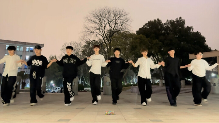 Pria juga bisa menari dance grup wanita dengan sangat kompak!