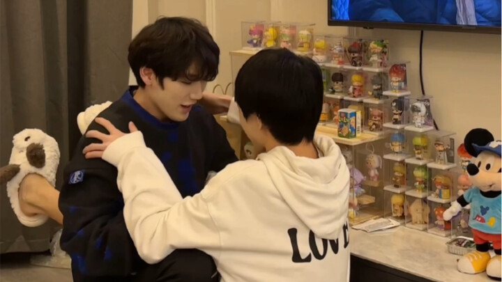 لعبة التسخين مع أخي الصغير