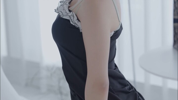การแต่งตัวด้วยเดรสเกาะอกขอบระบายของพี่สาวฮีซอล